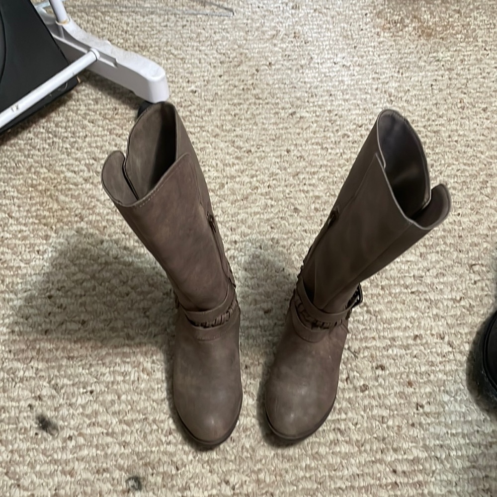 Almost new Sugar boots size 2